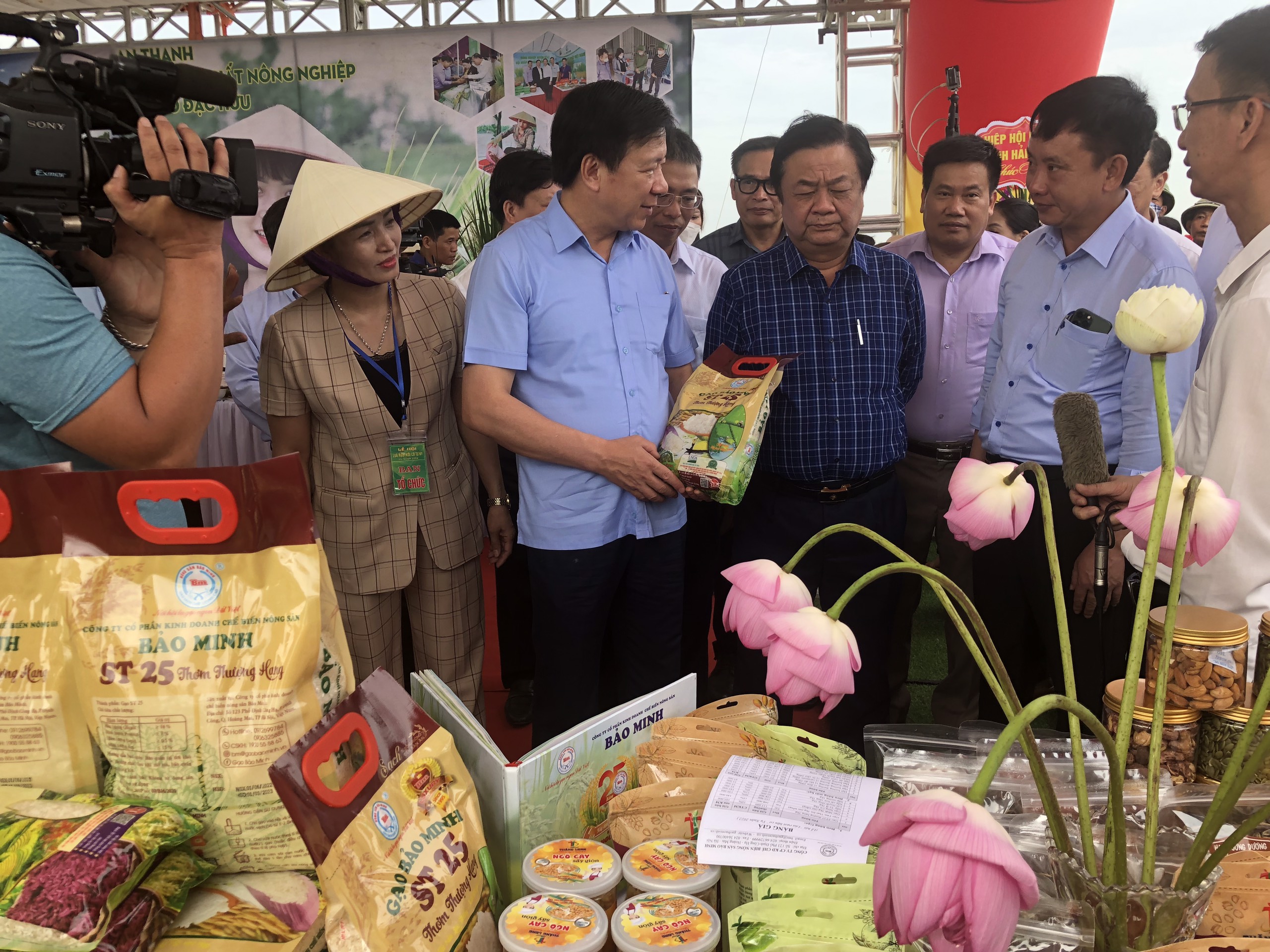 Các đại biểu tham quan trưng bày các sản phẩm tiêu biểu của huyện Tứ Kỳ